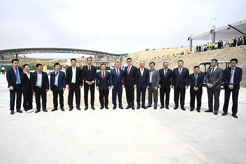 庫區(qū)總理與電建和Dabin代表合影.jpg