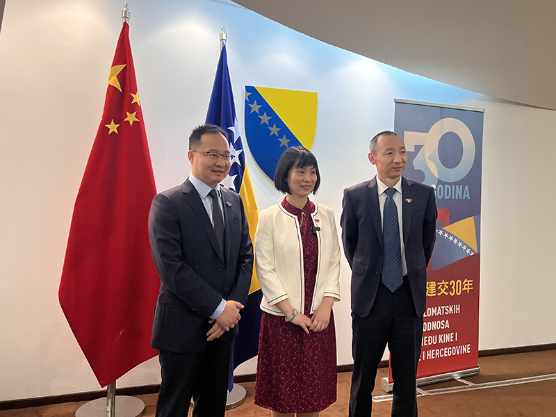 2.2.代表處參會人員與大使合影.jpg