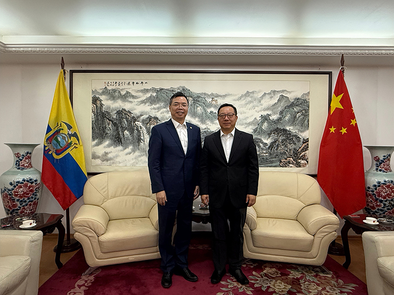 與中國駐厄瓜多爾大使合影.jpg