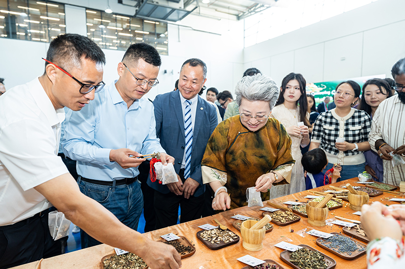 軍旗總、歐總領事體驗香囊.jpg