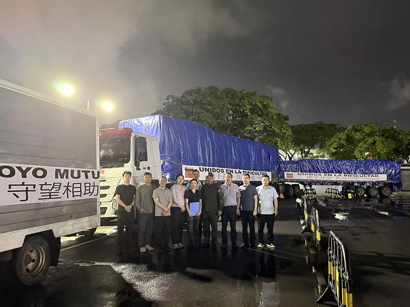 代表處員工參與物資移交-1.jpg